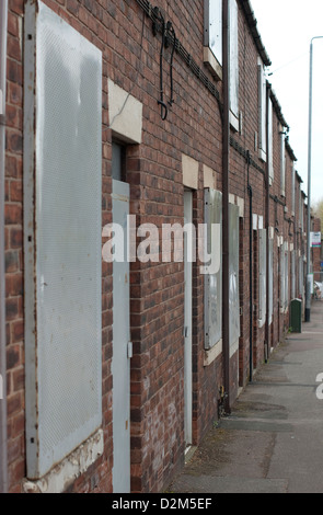 Eine Reihe von ehemaligen Zeche Häuser an Bord und bereit für den Abriss auf Pleasley, Mansfield, Norden Nottinghamshire. Stockfoto