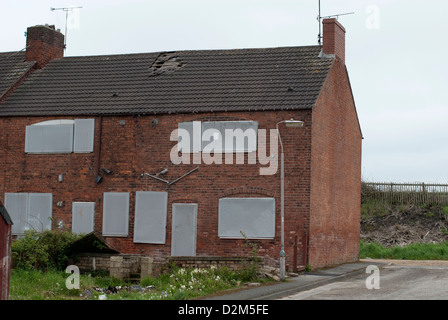 Eine Reihe von ehemaligen Zeche Häuser an Bord und bereit für den Abriss auf Pleasley, Mansfield, Norden Nottinghamshire. Stockfoto