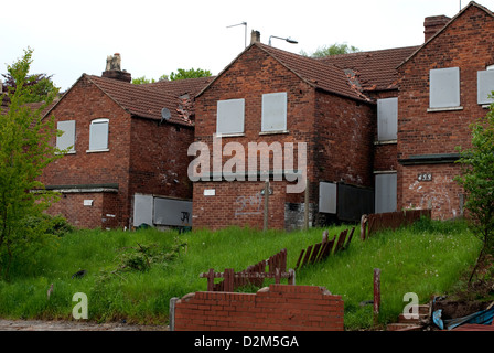 Eine Reihe von ehemaligen Zeche Häuser an Bord und bereit für den Abriss auf Pleasley, Mansfield, Norden Nottinghamshire. Stockfoto