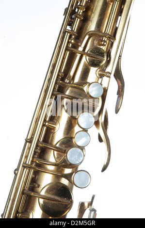 Nahaufnahme der Tenor-Saxophon, Tasten mit Perlmutt Inlay, erschossen in einem Winkel auf weißem Hintergrund lässt viel Textfreiraum. Stockfoto