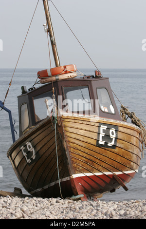 Eine attraktive Klinkerbau Boot am Strand von Sidmouth ausgearbeitet Stockfoto