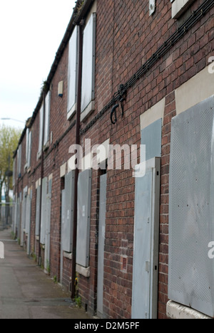 Eine Reihe von ehemaligen Zeche Häuser an Bord und bereit für den Abriss auf Pleasley, Mansfield, Norden Nottinghamshire. Stockfoto