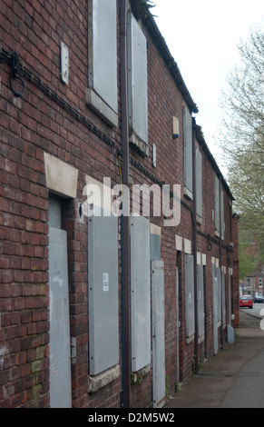 Eine Reihe von ehemaligen Zeche Häuser an Bord und bereit für den Abriss auf Pleasley, Mansfield, Norden Nottinghamshire. Stockfoto