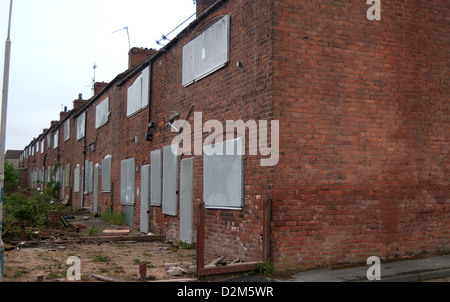 Eine Reihe von ehemaligen Zeche Häuser an Bord und bereit für den Abriss auf Pleasley, Mansfield, Norden Nottinghamshire. Stockfoto