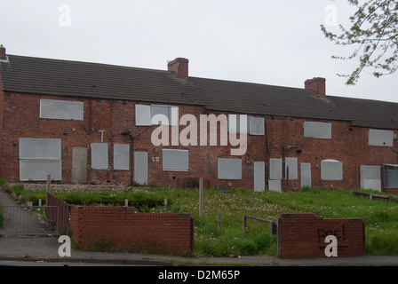 Eine Reihe von ehemaligen Zeche Häuser an Bord und bereit für den Abriss auf Pleasley, Mansfield, Norden Nottinghamshire. Stockfoto