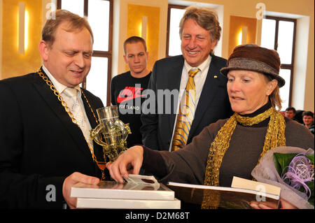 Bürgermeister von Hustopece Lubos Kuchynka (links) ist mit legendären Hochspringer, Erfinder der Flop gesehen und Olympiasieger von 1968 Richard Fosbury (zweiter von rechts) mit seinem partner, Roberta Tomasio (rechts) und Weltmeister Jesse Williams (zweiter von links), ein Teilnehmer von Mähren Hochsprung Tour in Hustopece (ca. 206 km Süd-östlich von Prag) Tschechien, 25. Januar 2013. (Foto/Vaclav Salek CTK) Stockfoto