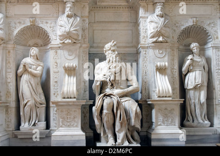 Rom Italien.  Michelangelos berühmte Meisterwerk Marmorstatue des Mose. San Pietro in Vincoli (St. Peter in Ketten) Basilika. Stockfoto