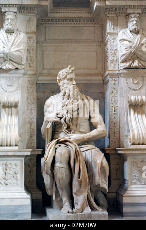 Rom Italien.  Michelangelos berühmte Meisterwerk Marmorstatue des Mose. San Pietro in Vincoli (St. Peter in Ketten) Basilika. Stockfoto