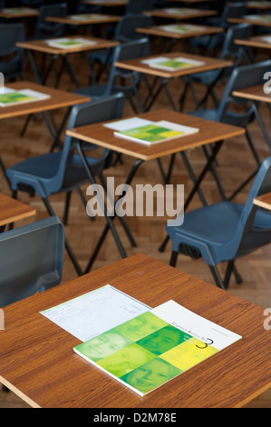 Schreibtische und Tische für Prüfungen in UK Universität School Turnhalle dargelegt. Stockfoto