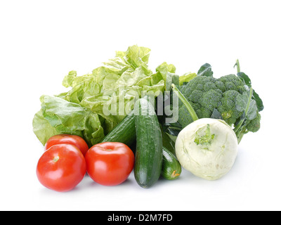 Frisches Gemüse wie Tomaten, Gurken, Salat, Brokkoli und Kohlrabi Stockfoto