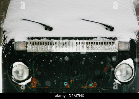 Alte, retro classic Volkswagen (VW) Wohnmobil Typ2 (T2) dunkelblau in Farbe mit Schnee bedeckt. Stockfoto