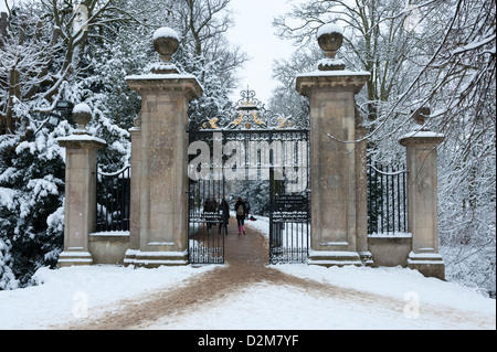 Die reich verzierte Tore am hinteren Eingang Clare College Cambridge Queens Road Cambridge UK im Schnee. Stockfoto