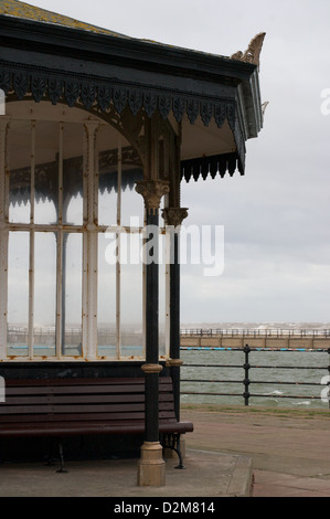 Grauer Himmel ragen über Promenade Tierheim von New Brighton, Wallasey, England Stockfoto