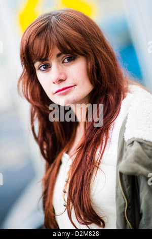 Eine neunzehnjährige Mädchen junge Frau, mit langen braunen Haaren, UK Stockfoto