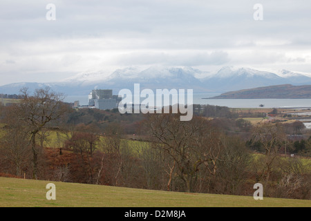 Hunterston B Atomkraftwerk in der Nähe von Largs in Ayrshire mit Schnee caped Isle of Arran im Hintergrund. Stockfoto