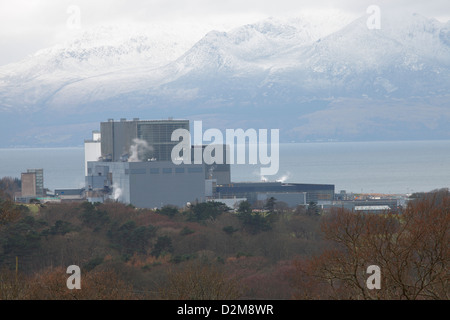 Hunterston B Atomkraftwerk in der Nähe von Largs in Ayrshire mit Schnee caped Isle of Arran im Hintergrund. Stockfoto