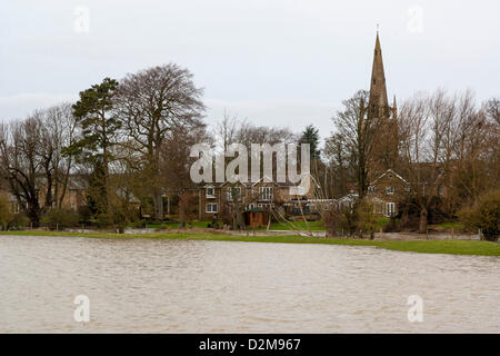 Harrold Bedfordshire, U.K.2013-01-28. Der Fluss Great Ouse überläuft es Banken und Ackerland in der Nähe von Harrold Überschwemmungen. Carlton rd verlassen das Dorf überschwemmt und für den Verkehr gesperrt. Stockfoto