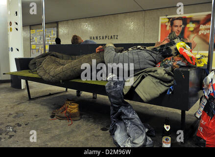 Ein Obdachloser ruht auf einer Bank in einer u-Bahnstation in Berlin, Deutschland, 24. Januar 2013. Aufgrund der eisigen Kälte Obdachlose Havbe Zuflucht in Lobby-Bereichen der Banken und Bahnhöfe. Foto: Paul Zinken Stockfoto
