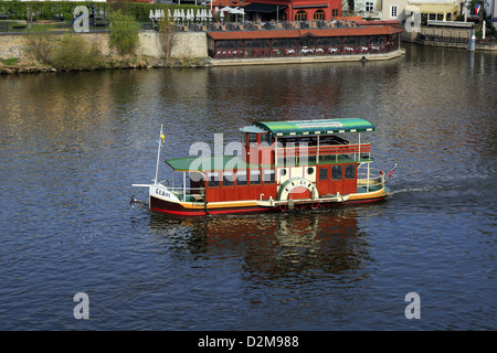 Elbis, Raddampfer auf dem Fluss "Vltava" Karlsbrücke Segeln und Insel Kampa, Prag, Praha, Tschechische Republik. Stockfoto