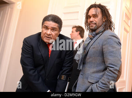 Prag, Tschechische Republik. 26. Januar 2013. Portugiesische Fußballlegende Eusebio (links) und Fußballspieler Christian Karembeu gelten während der Feierlichkeiten anlässlich des 120. Jahrestages von Slavia Prag in Prag, Tschechische Republik, 26. Januar 2013. (CTK Foto/Katerina Sulova/Alamy Live News) Stockfoto