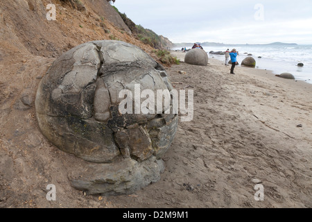 Touristen an die Moeraki Boulders, Südinsel, Neuseeland Stockfoto