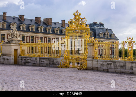 Goldenes Tor von Schloss Versailles in Frankreich Europa Stockfoto