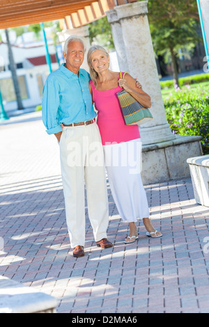 Ältere Mann und Frau Brautpaar zu Fuß zusammen draußen in der Sonne zu Fuß aktiven Ruhestand Stockfoto