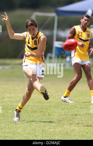 POTCHEFSTROOM, Südafrika - 28.Januar, Jade Gresham (Mill Park, VIC) von der australischen Bumerangs in der AFL Spiel 1 match zwischen der fliegende Bumerangs und South African Lions unter 18 Mohadin Cricket Ground am 28. Januar 2013 in Potchefstroom, Südafrika-Foto von Roger Sedres / Bild SA Stockfoto