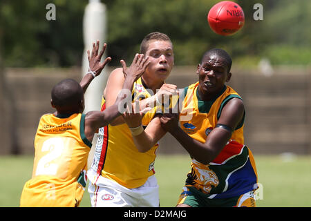 POTCHEFSTROOM, Südafrika - 28.Januar, Koolyn Briggs (Moonee Teiche, VIC) von der australischen Bumerangs in der AFL Spiel 1 match zwischen der fliegende Bumerangs und South African Lions unter 18 Mohadin Cricket Ground am 28. Januar 2013 in Potchefstroom, Südafrika-Foto von Roger Sedres StraßenrandVerkaufsförderung SA Stockfoto