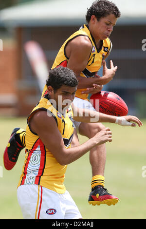 POTCHEFSTROOM, Südafrika - 28.Januar, Cory Glass (innen Park, VIC) von der australischen Bumerangs in der AFL Spiel 1 match zwischen der fliegende Bumerangs und South African Lions unter 18 Mohadin Cricket Ground am 28. Januar 2013 in Potchefstroom, Südafrika-Foto von Roger Sedres / Bild SA Stockfoto