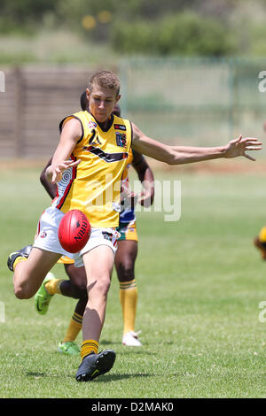 POTCHEFSTROOM, Südafrika - 28.Januar, John Mason (Flinders Ansicht, QLD) von der australischen Bumerangs in der AFL Spiel 1 match zwischen der fliegende Bumerangs und South African Lions unter 18 Mohadin Cricket Ground am 28. Januar 2013 in Potchefstroom, Südafrika-Foto von Roger Sedres / Bild SA Stockfoto