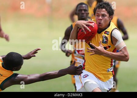 POTCHEFSTROOM, Südafrika - 28.Januar, Cory Glass (innen Park, VIC) von der australischen Bumerangs in der AFL Spiel 1 match zwischen der fliegende Bumerangs und South African Lions unter 18 Mohadin Cricket Ground am 28. Januar 2013 in Potchefstroom, Südafrika-Foto von Roger Sedres / Bild SA Stockfoto