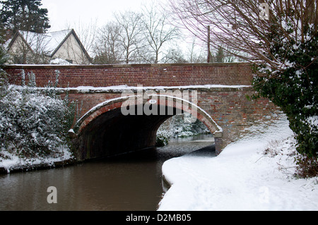 Brücke am Grand Union Canal im winter Stockfoto