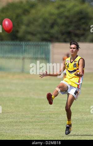 POTCHEFSTROOM, Südafrika - 28.Januar, Jamarrah Firebrace (Moama, NSW) von der australischen Bumerangs in der AFL Spiel 1 match zwischen der fliegende Bumerangs und South African Lions unter 18 Mohadin Cricket Ground am 28. Januar 2013 in Potchefstroom, Südafrika-Foto von Roger Sedres / Bild SA Stockfoto