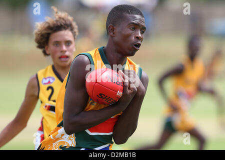 POTCHEFSTROOM, Südafrika - 28.Januar, Moni Yonela (WC Elstern) der SA Löwen während der AFL Spiel 1 match zwischen der fliegende Bumerangs und South African Lions unter 18 Mohadin Cricket Ground am 28. Januar 2013 in Potchefstroom, Südafrika-Foto von Roger Sedres / Bild SA Stockfoto