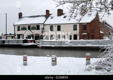 Canalside Kneipe im winter Stockfoto