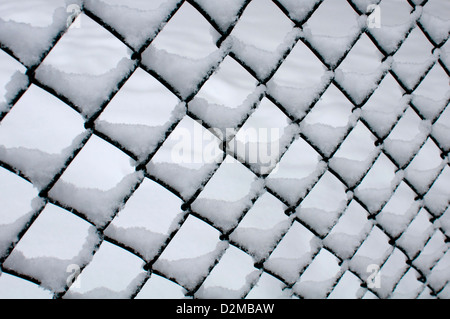 Ketteverbindung Zaun mit Schnee auf Stockfoto