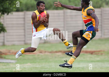 POTCHEFSTROOM, Südafrika - 28.Januar, Kyle Jackson (Whyalla, SA) von der australischen Bumerangs in der AFL Spiel 1 match zwischen der fliegende Bumerangs und South African Lions unter 18 Mohadin Cricket Ground am 28. Januar 2013 in Potchefstroom, Südafrika-Foto von Roger Sedres / Bild SA Stockfoto