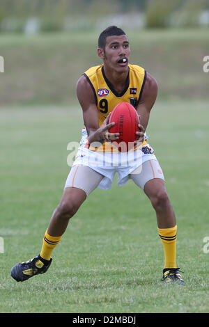POTCHEFSTROOM, Südafrika - 28.Januar, Aaron Yusia (Waldsee, QLD) von der australischen Bumerangs in der AFL Spiel 1 match zwischen der fliegende Bumerangs und South African Lions unter 18 Mohadin Cricket Ground am 28. Januar 2013 in Potchefstroom, Südafrika-Foto von Roger Sedres / Bild SA Stockfoto