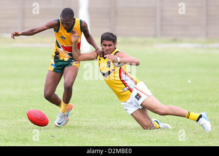 POTCHEFSTROOM, Südafrika - 28.Januar, Aiden Hill (Alice Springs, NT) von der australischen Bumerangs in der AFL Spiel 1 match zwischen der fliegende Bumerangs und South African Lions unter 18 Mohadin Cricket Ground am 28. Januar 2013 in Potchefstroom, Südafrika-Foto von Roger Sedres / Bild SA Stockfoto