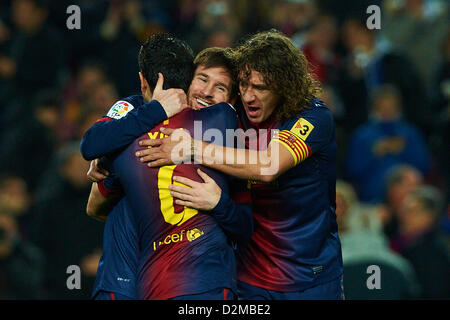 27.01.2013. Mou Camp, Barcelona, Spanien.  Lionel Messi (FC Barcelona) feiert mit seinen Teamkollegen Xavi Hernandez (FC Barcelona) und Carles Puyol (FC Barcelona), während der La Liga-Fußball zwischen FC Barcelona und CA Osasuna im Camp Nou Stadion in Barcelona, Spanien Spiel Stockfoto