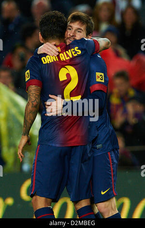 27.01.2013. Mou Camp, Barcelona, Spanien.  Lionel Messi (FC Barcelona) feiert mit seinen Teamkollegen Dani Alves (FC Barcelona), während die La Liga Fußballspiel zwischen FC Barcelona und CA Osasuna im Camp Nou Stadion in Barcelona, Spanien Stockfoto