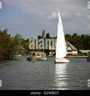 Boote auf dem Fluss Bure, Horning, Norfolk Stockfoto