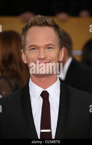 Schauspieler Neil Patrick Harris kommt bei der 19. Annual Screen Actors Guild Awards im Shrine Auditorium in Los Angeles, USA, im 27. Januar 2013. Foto: Hubert Boesl Stockfoto