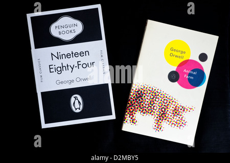 Orwells - bekanntesten Bücher - Nineteen Eighty-Four und Farm der Tiere - von Penguin Books veröffentlicht. Stockfoto