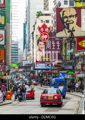 Hong Kong Straßenszene - einer belebten Straße in Tsim Sha Tsui District, Kowloon, Hong Kong. Stockfoto