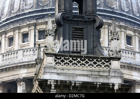 Ein Blick auf Teil der Kuppel der St. Pauls Kathedrale in London, teilweise verdeckt durch den Turm auf St Pauls Cathedral Choir Schule. Stockfoto