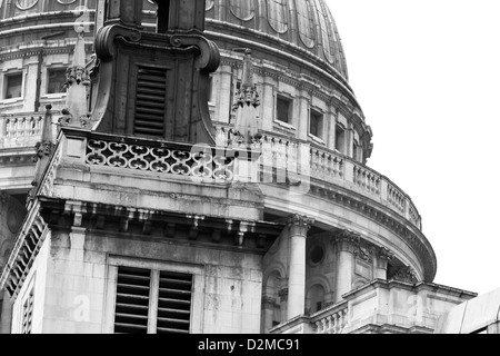 Ein Blick auf Teil der Kuppel der St. Pauls Kathedrale in London, teilweise verdeckt durch den Turm auf St Pauls Cathedral Choir Schule. Stockfoto