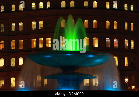 Eine Nacht Blick auf einer der Brunnen am Trafalgar Square mit Fenster des Gebäudes im Hintergrund beleuchtet Stockfoto