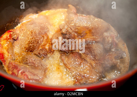 Nahaufnahme des Backens Rindfleisch im Topf Stockfoto